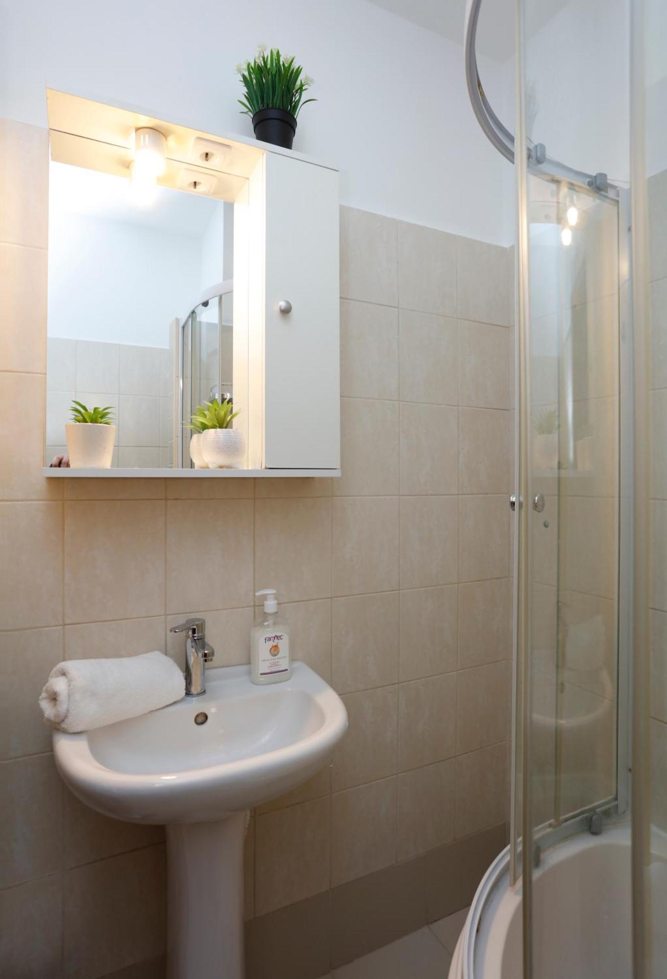 Enchanting Retreat - Historic Old Town - Pet-Friendly Haven - Steps From Unirii Bucureşti Ngoại thất bức ảnh