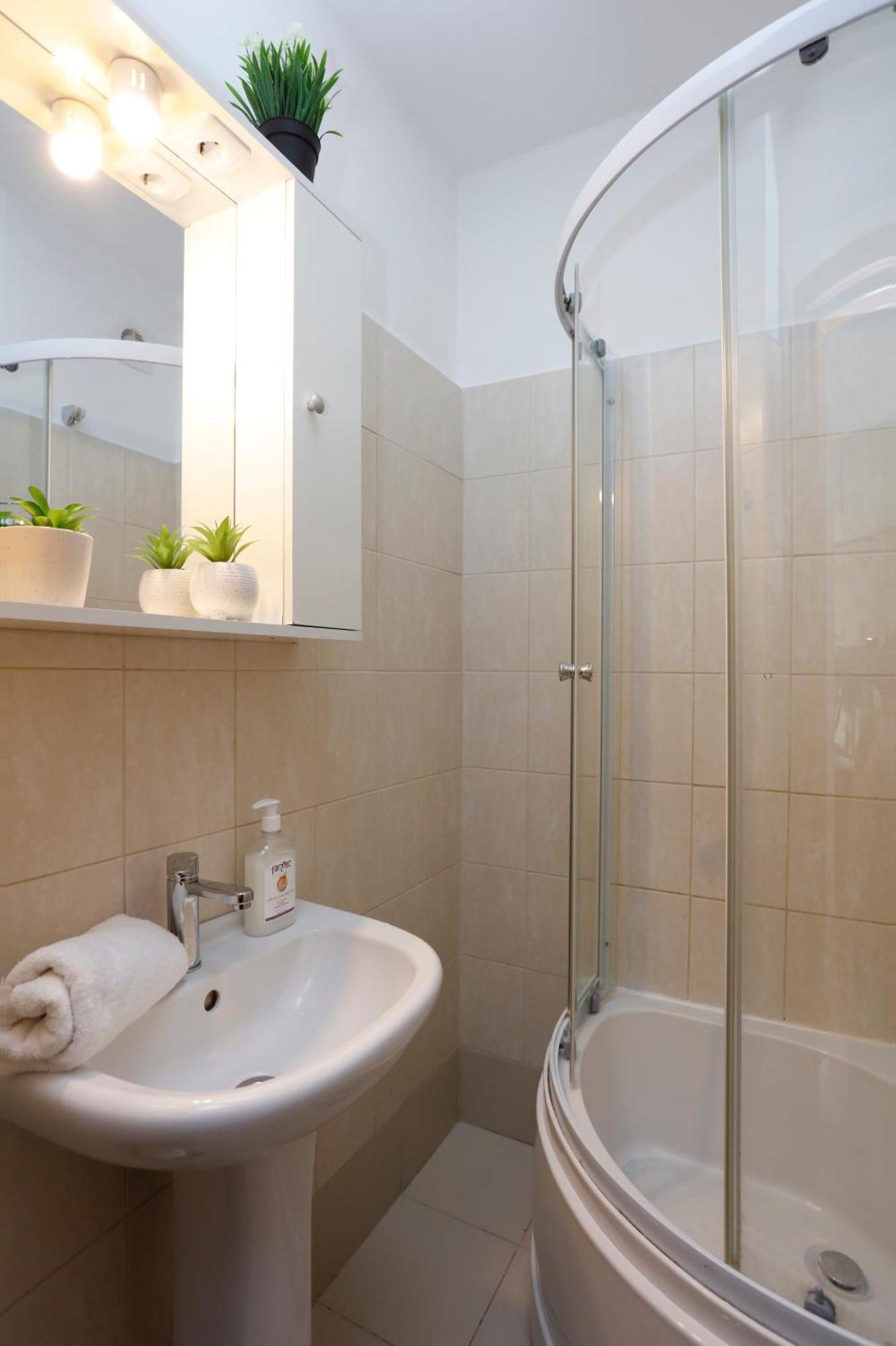 Enchanting Retreat - Historic Old Town - Pet-Friendly Haven - Steps From Unirii Bucureşti Ngoại thất bức ảnh
