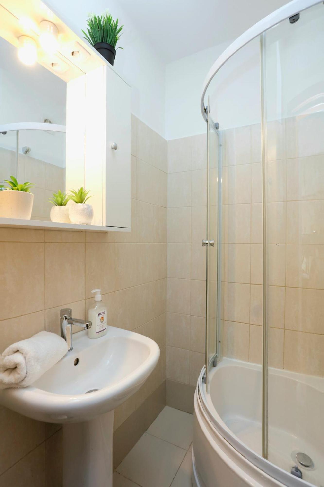 Enchanting Retreat - Historic Old Town - Pet-Friendly Haven - Steps From Unirii Bucureşti Ngoại thất bức ảnh